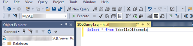 SSMS: editor query con comando SELECT * FROM TabellaDiEsempio, pulsante Execute visibile.